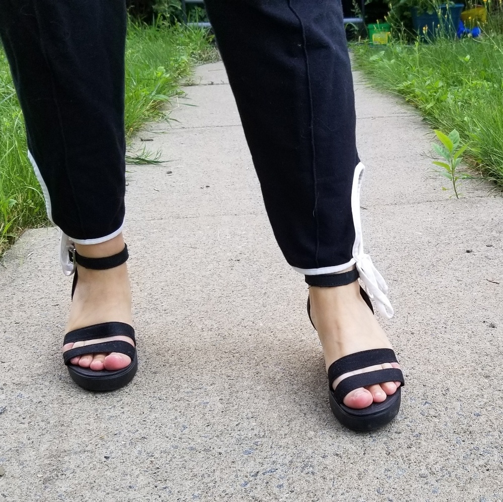 [Crocs] Strappy wedge sandal